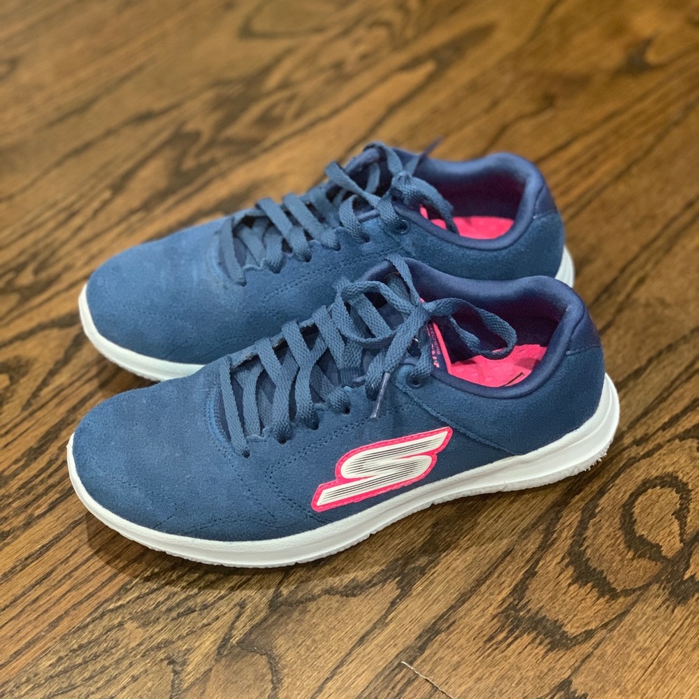 Like New Skechers Go Walk City Sneakers Womens Size 5.5